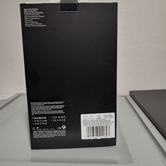 Nike Baby Boy Newborn 0-6 Months Bodysuit Hat & Booties Red/White New - Picture 2 of 7